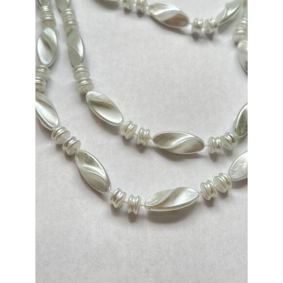 Amazing White Vintage Long Neckless - Picture 3 of 6
